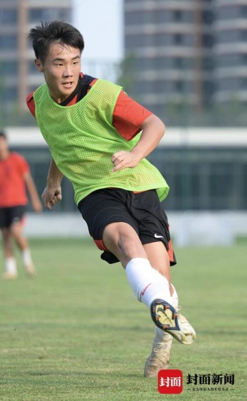 九游游戏-少年“小帅”：从中乙首球到金童加冕，成都09后小将逐梦绿茵